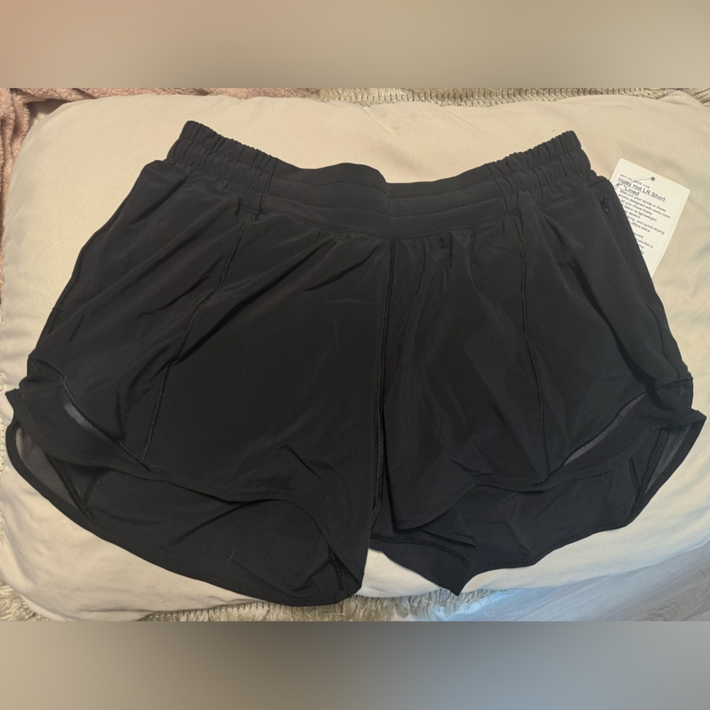 Lululemon size 8 Hotty Hot LR Short 4” Lined BLACK